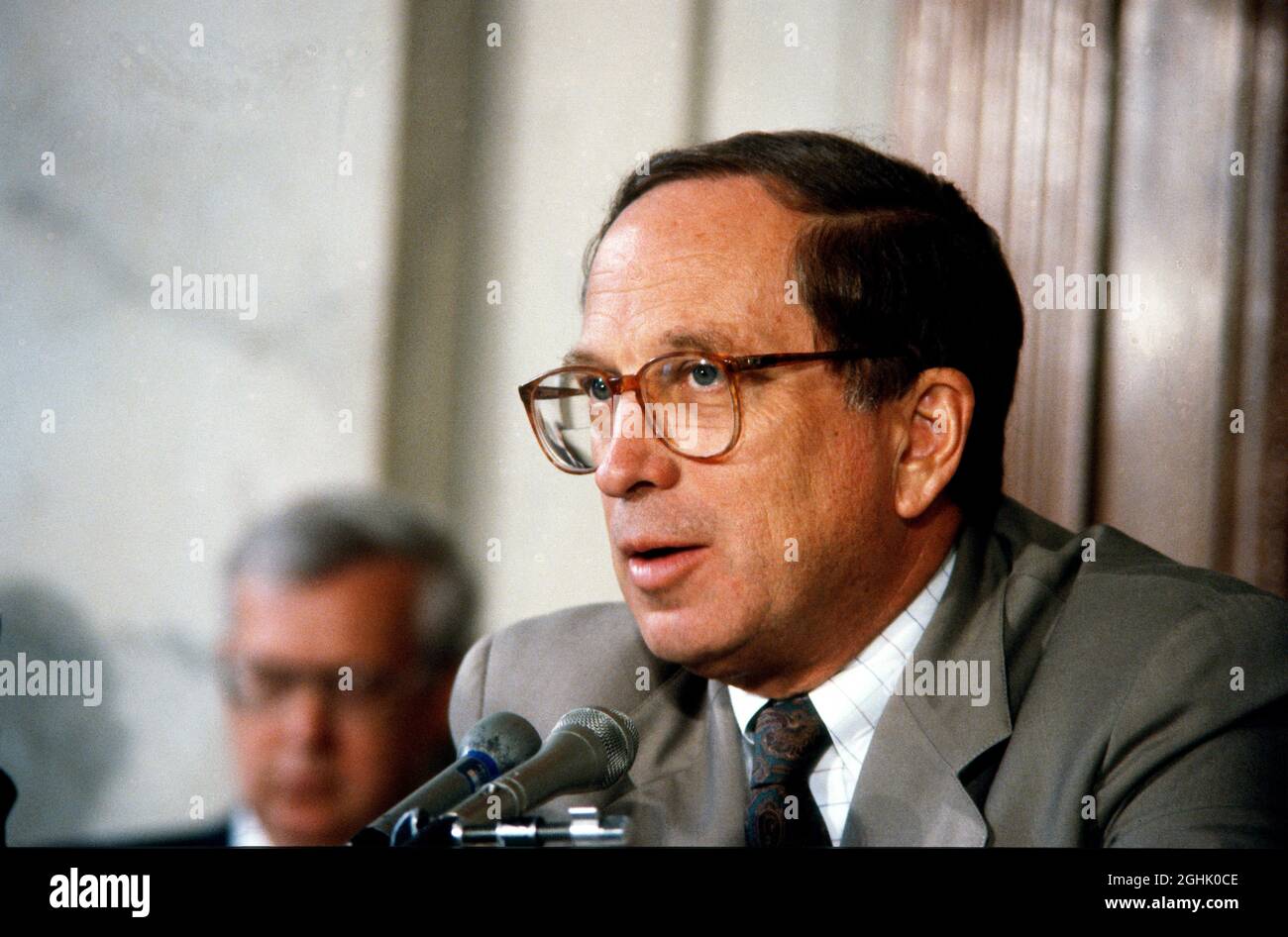 Der US-Senator Sam Nunn (Demokrat von Georgien), Vorsitzender des US-Senatsausschusses für bewaffnete Dienste, führt die Bestätigungsverhandlung durch, in der die Ernennung von US-Armeegeneral Colin L. Powell zum Vorsitzenden der Joint Chiefs of Staff auf dem Capitol Hill in Washington, DC am 20. September 1989 berücksichtigt wird. General Powell wurde vom US-Präsidenten George H.W. nominiert Bush tritt die Nachfolge des US-Navy-Admiral William J. Crowe an.Quelle: Howard L. Sachs / CNP /MediaPunch Stockfoto