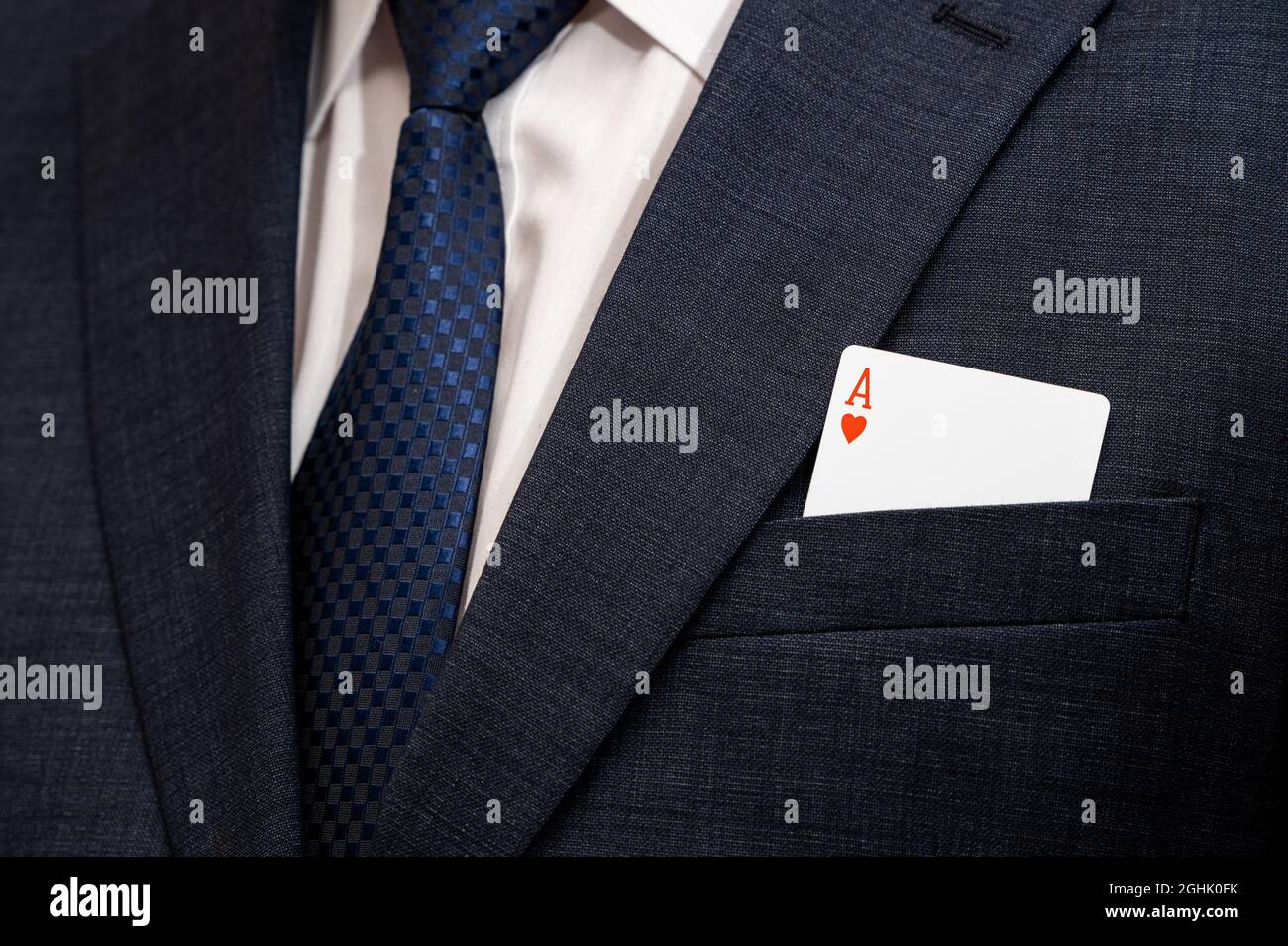 Eine Poker-Ass-Karte in der Tasche einer Farbe. Stockfoto