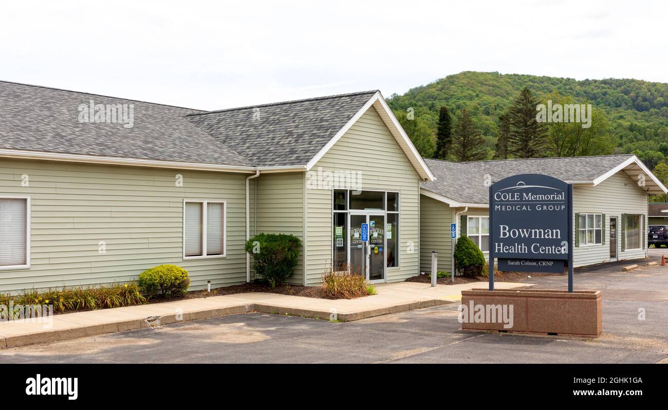 SMETHPORT, PA, USA-15. AUGUST 2021: Einrichtung der Cole Memorial Medical Group, Bowman Health Center. Gebäude und Schild. Stockfoto