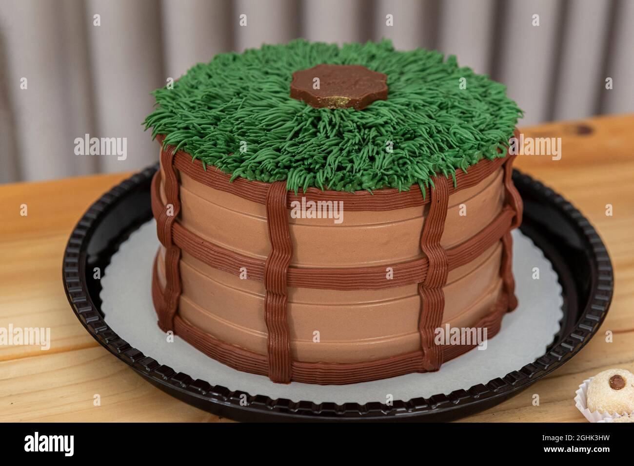 Dekorierter Schokoladenkuchen. Kuchen im Landhausstil auf einem hellen Holztisch. Stockfoto