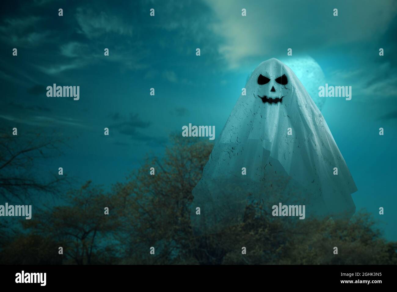 Weißer Geist spukt mit einem Nachtszenen Hintergrund. Halloween-Konzept Stockfoto