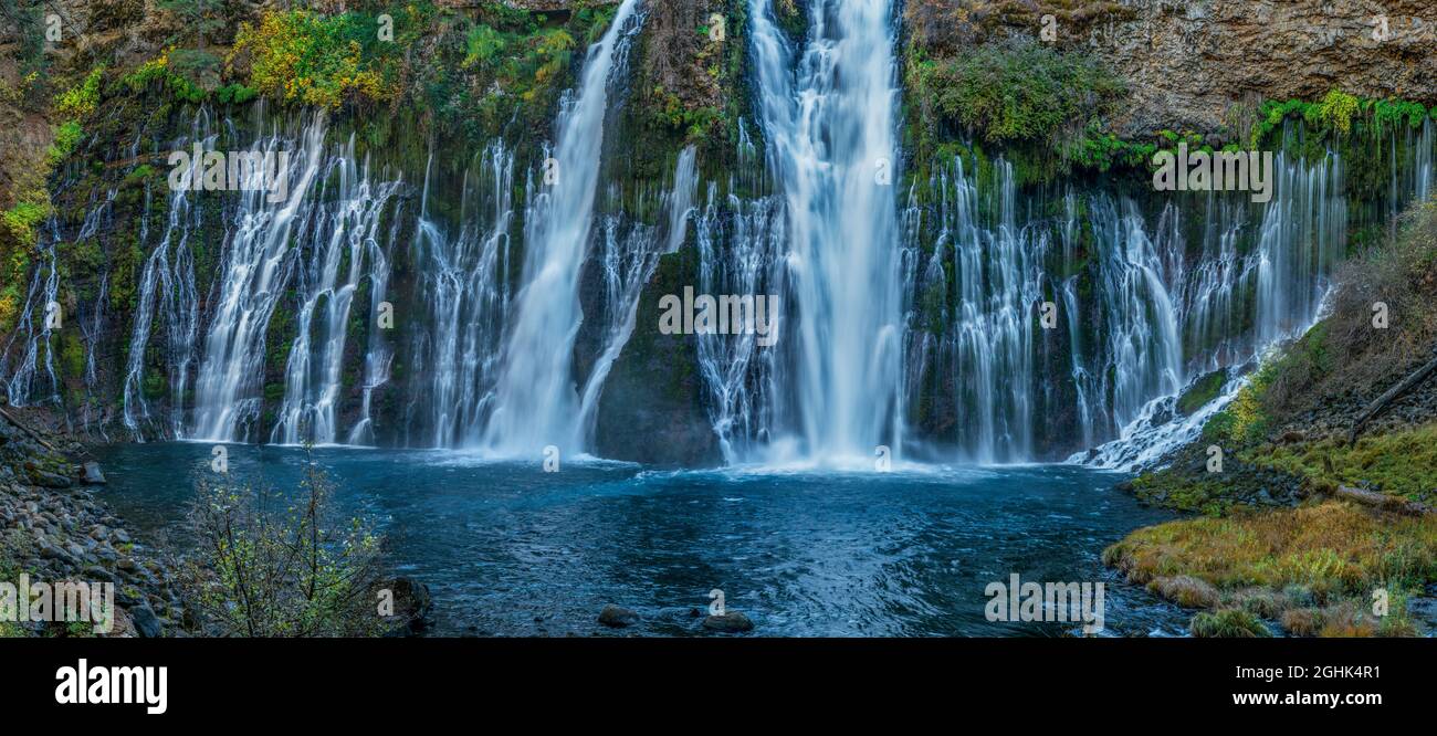 Wasserfälle, Burney Falls Memorial State Park, Shasta-Trinity National Forest, Shasta County, Kalifornien Stockfoto