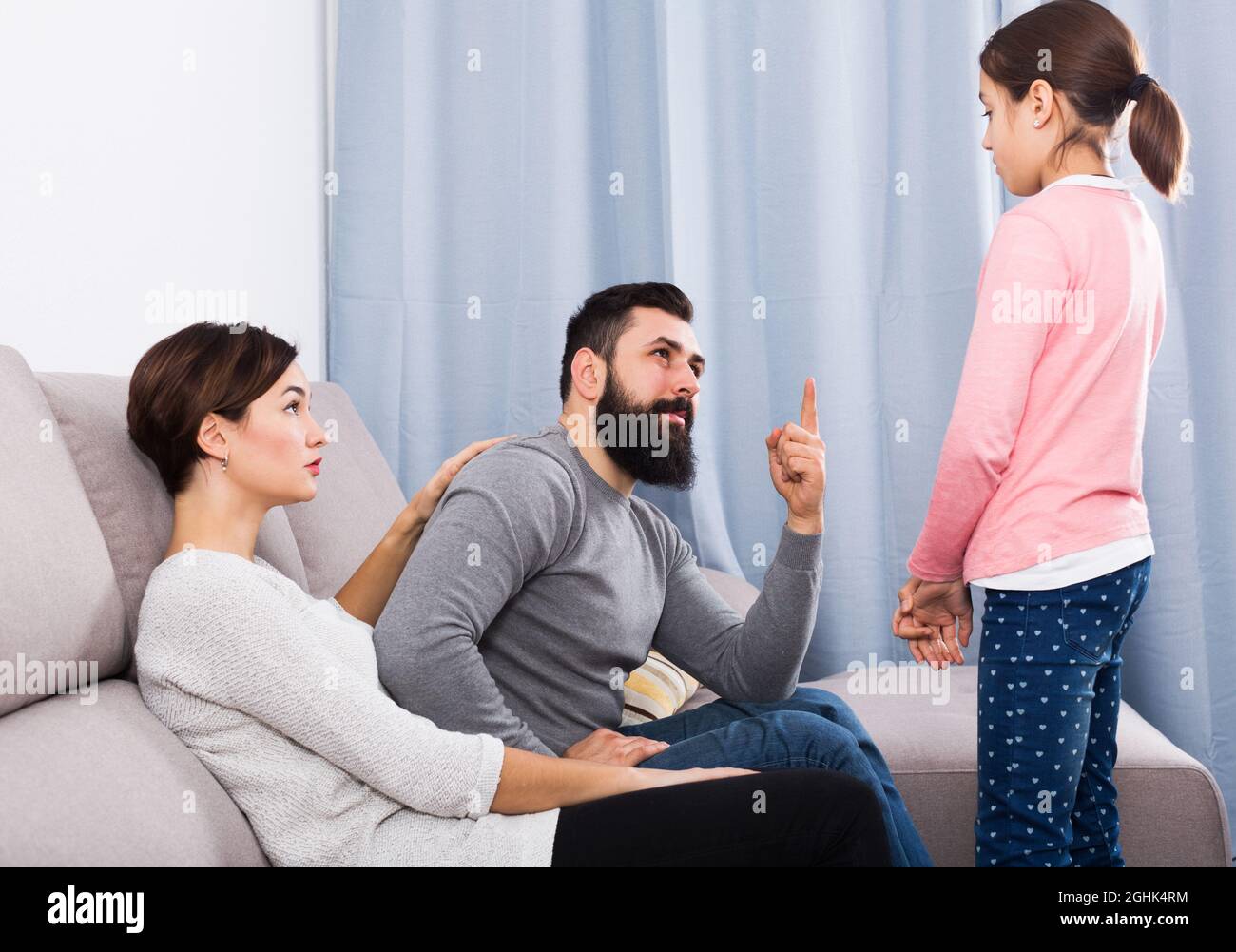 Vater und Mutter erzählen der Tochter Stockfoto