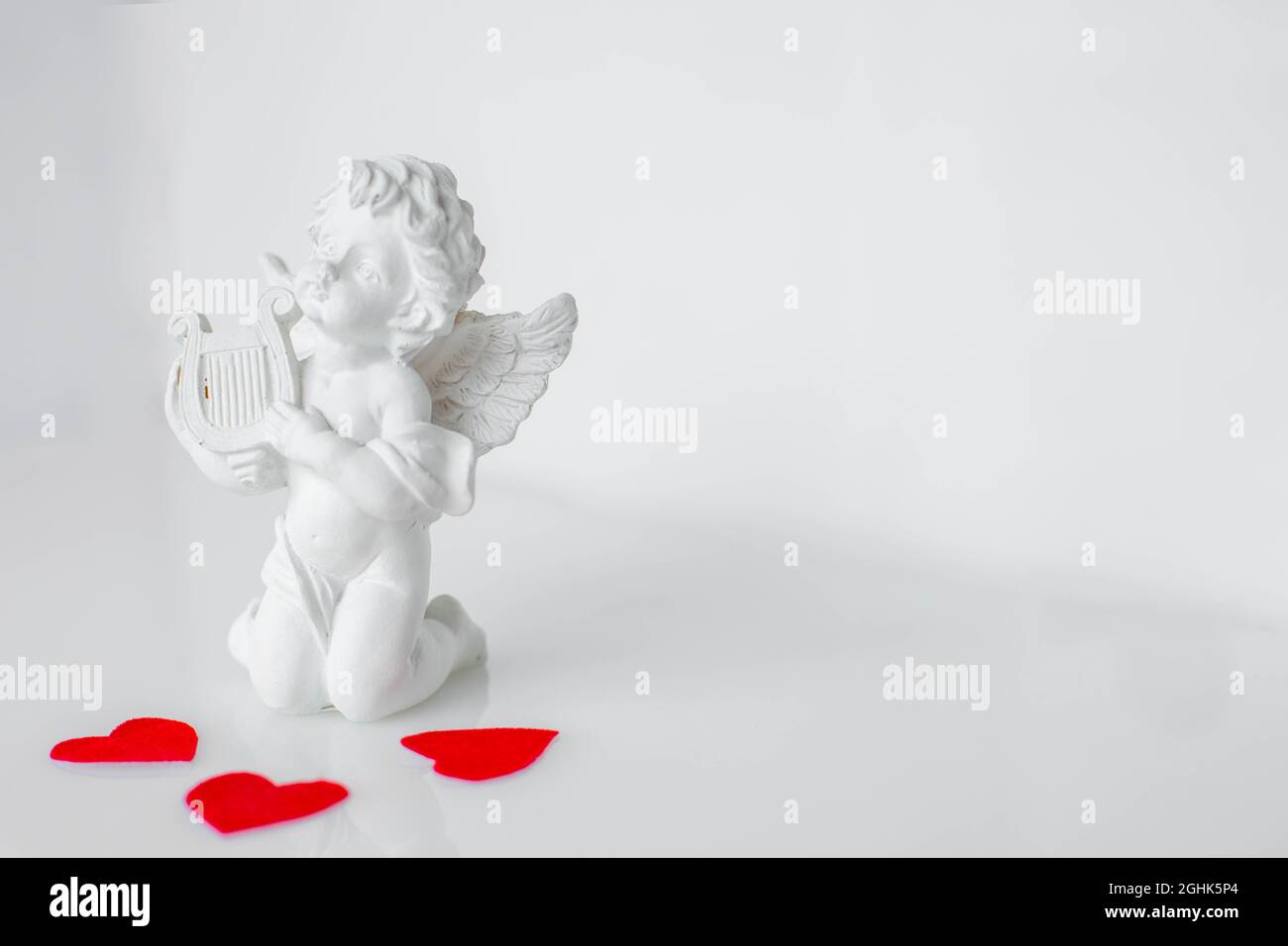 Keramik Engel und drei Herzen Stockfoto