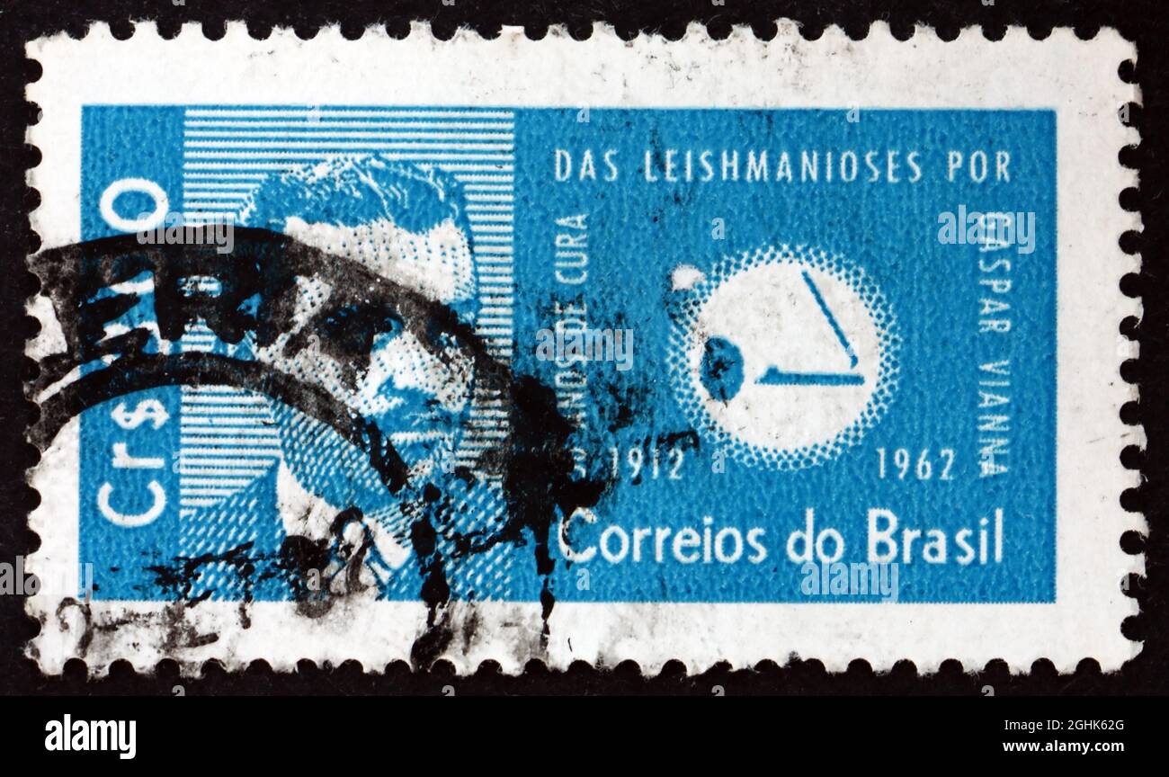BRASILIEN - UM 1962: Eine in Brasilien gedruckte Briefmarke zeigt Dr. Gaspar Vianna und Leishmania Protozoa, Entdeckung eines Heilmittels durch Gaspar Oliveiro Vianna Stockfoto