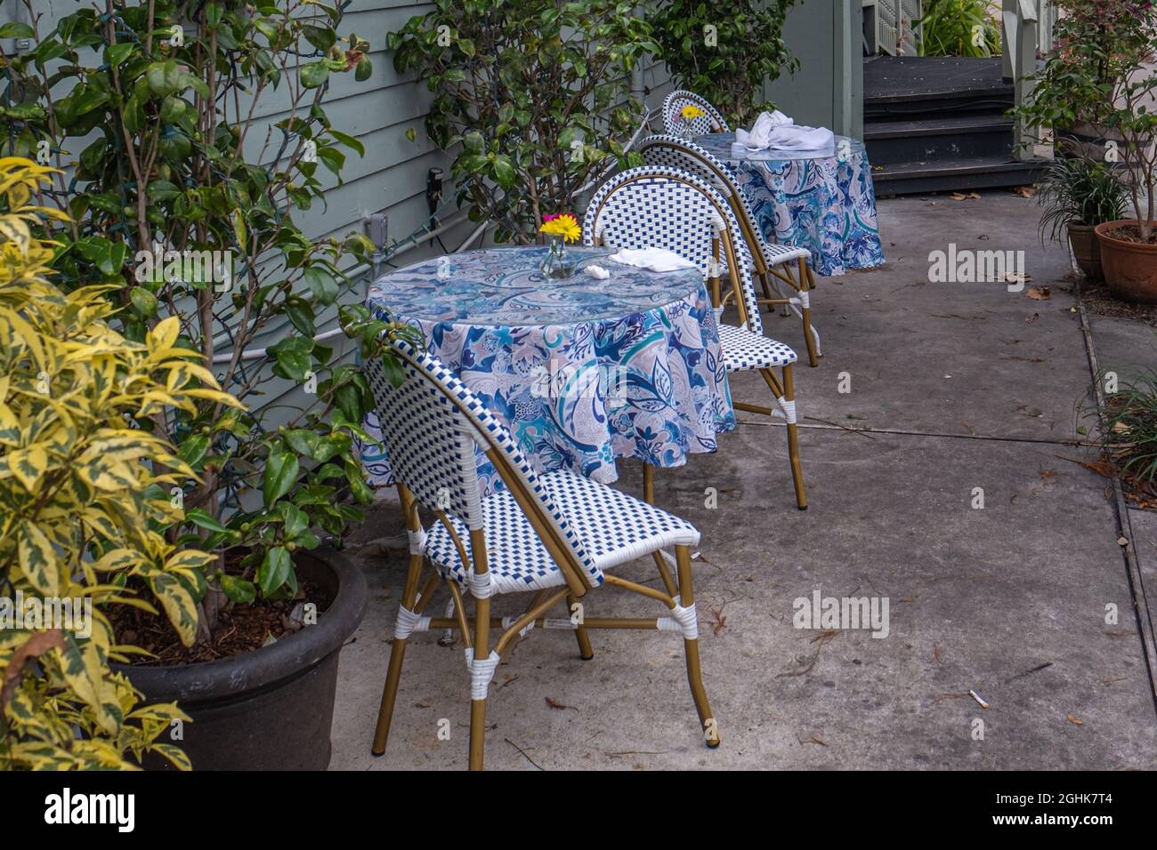 NEW ORLEANS, LA, USA - 12. JANUAR 2020: Essen im Freien im Café Degas an der Esplanade Avenue Stockfoto