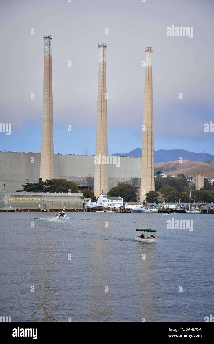 Menschen, die am Eingang zur Morro Bay angeln, mit dem stillgelegten Kraftwerk im hinteren Teil - gute Angelmöglichkeit für Touristen, San Luis Obispo County, CA Stockfoto