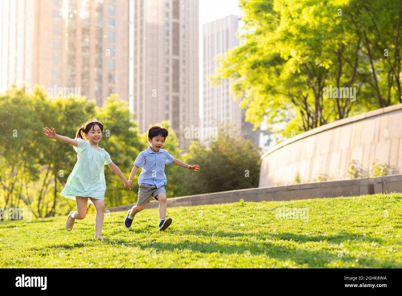 Glückliche Kinder spielen im park Stockfoto