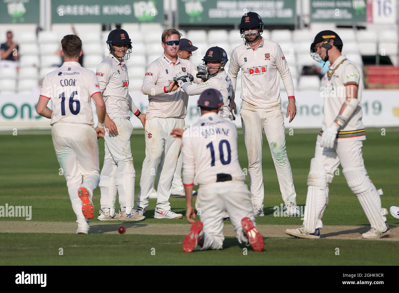 Simon Harmer von Essex feiert mit seinen Teamkollegen, nachdem er das Wicket von Tom Price während des Essex CCC gegen Gloucestershire CCC, LV Insurance County, genommen hat Stockfoto