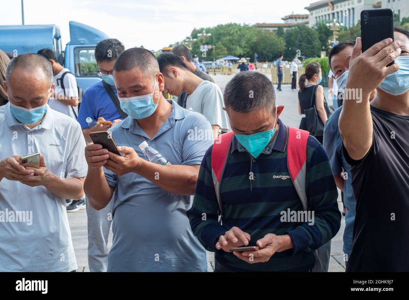 Chinesische Touristen mit Masken scannen den Gesundheitscode mit ihren Mobiltelefonen, bevor sie in den Zhongshan Park in Peking, China, gelangen. 07-Sep-2021 Stockfoto