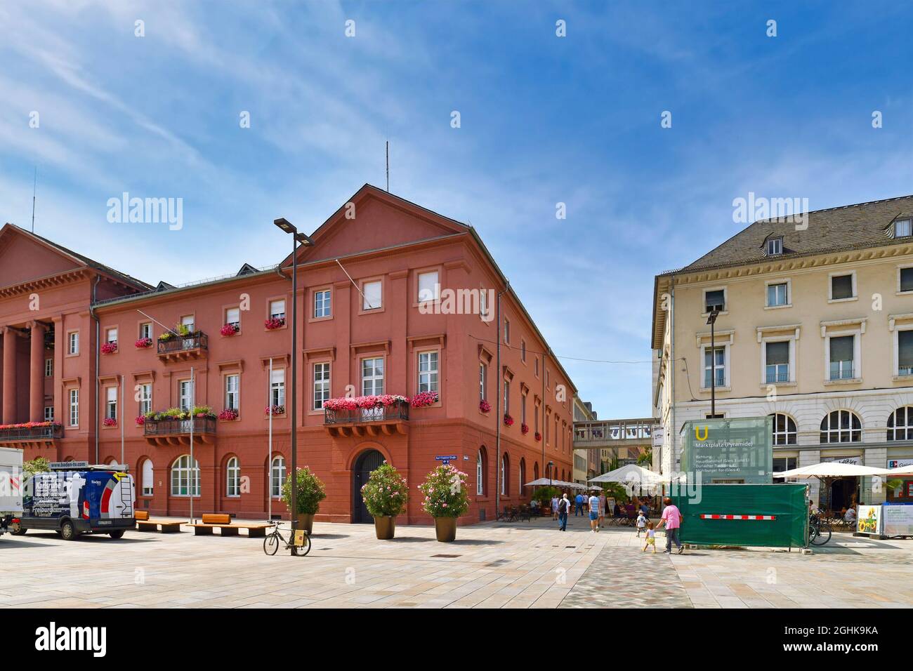 Karlsruhe, Deutschland - August 2021: Marktplatz mit Rathausgebäude in der Innenstadt an sonnigen Tagen Stockfoto