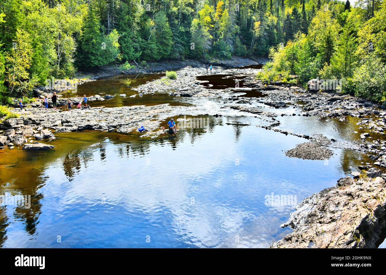 Der Current River by Centennial Park hat einen sehr niedrigen Wasserstand aufgrund der Hitze und des fehlenden Regens an diesem sonnigen Tag in Thunder4 Bay, Ontario, Kanada Stockfoto