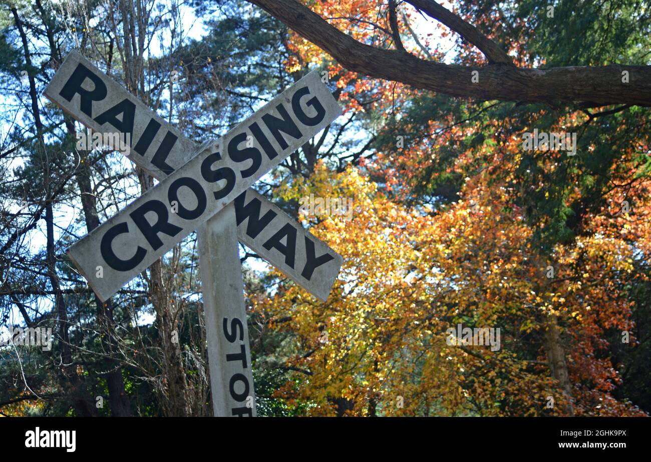 Hölzerne Bahnübergang Schild Warnung an Fahrzeuge und Fußgänger in den Dandenong Ranges Victoria. Stockfoto