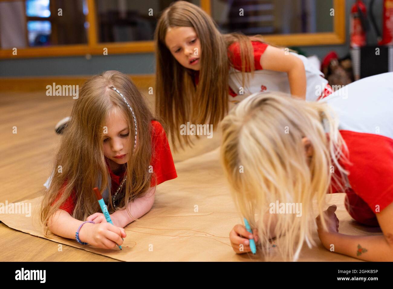 (Von links nach rechts) Phoebe, 5 Jahre, Martha, 6 Jahre, und Tamsin, 6 Jahre alt, aus 22. Walthamstow Rainbows, nehmen an einer Aktivität Teil, die zum Aufbau von Widerstandsfähigkeit und Vertrauen beiträgt, veranstaltet von Girlguiding, um die Ergebnisse ihrer Girls' Attitudes Survey 2021, London, bekannt zu geben. Ausgabedatum: Dienstag, 7. September 2021. Stockfoto