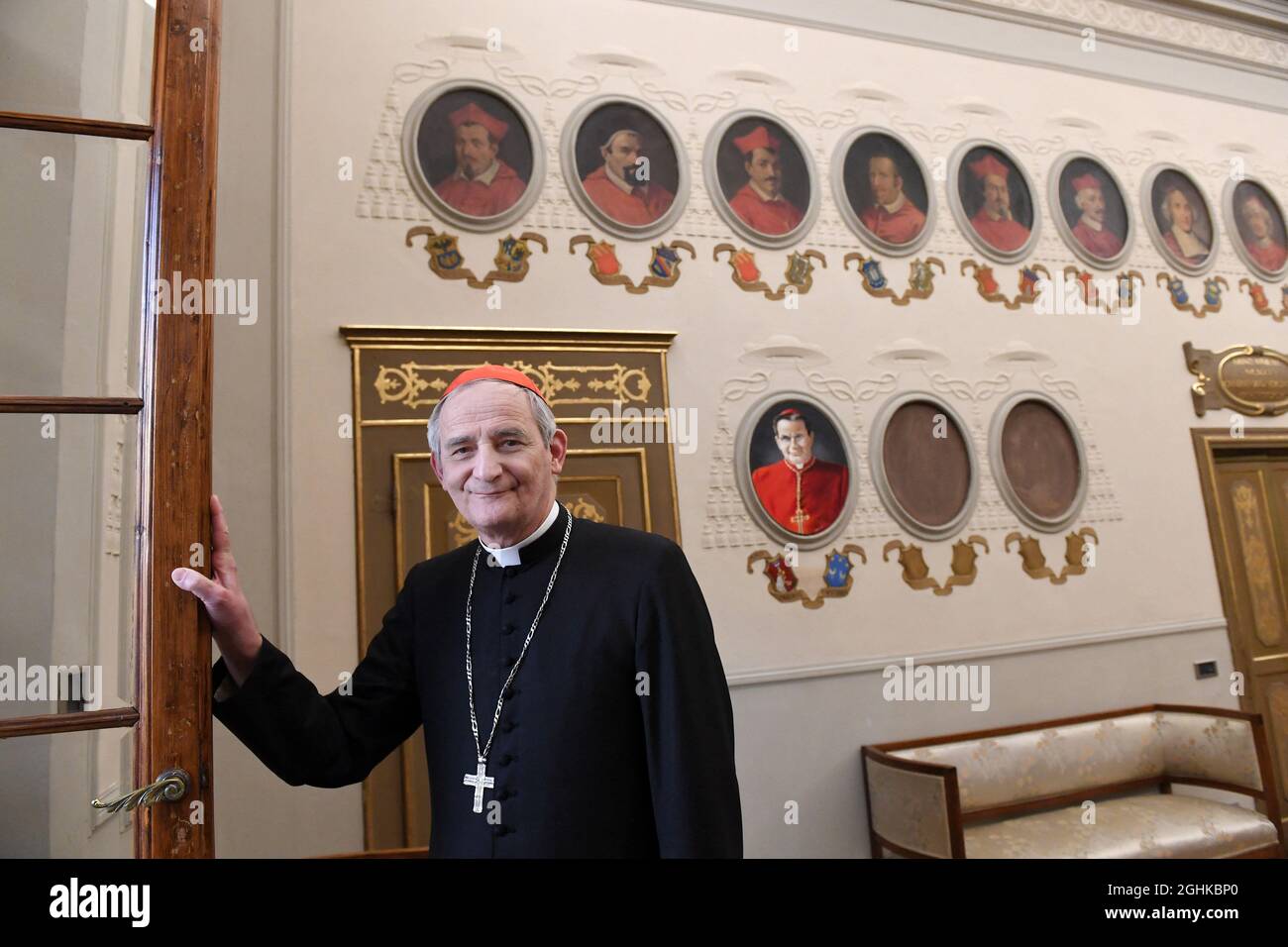 Kardinal Matteo Zuppi in der Erzdiözese Bologna, Mittelitalien, am 8. April 2021. An der Wand die Porträts aller ehemaligen Erzbischöfe von Bologna. Der LGBTQ-freundliche Erzbischof von Bologna wurde am 5. Oktober 2019 von Papst Franziskus zum Kardinal in der römisch-katholischen Kirche befördert. Zuppi ist bekannt für seine Fürsprache für Homosexuelle und LGBT. Innerhalb und außerhalb der Kirche feierten Pro-LGBT-Aktivisten seine Erhebung als Kardinal. Und er steht bereits auf der Liste der Papabile eines informierten Beobachters. Matteo Zuppi unterstrich, dass die „Vielfalt jeder Person ein Geschenk für die Gemeinschaft ist“, enha Stockfoto