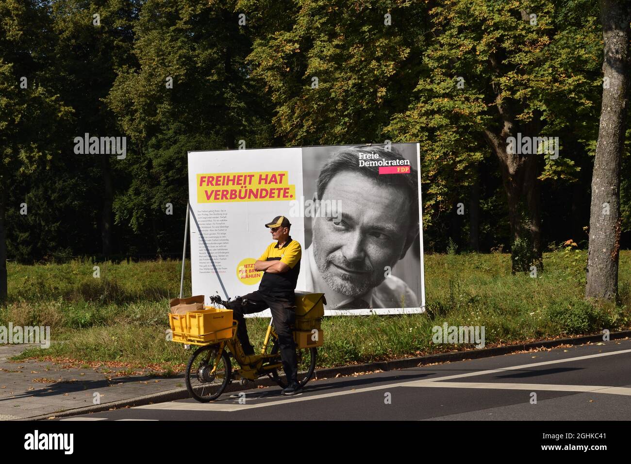 Düsseldorf, 02. September 2021: Werbeplakate und Banner für die Bundestagswahl. Poster. Postbote auf dem Hintergrund des FDP-Posters Stockfoto