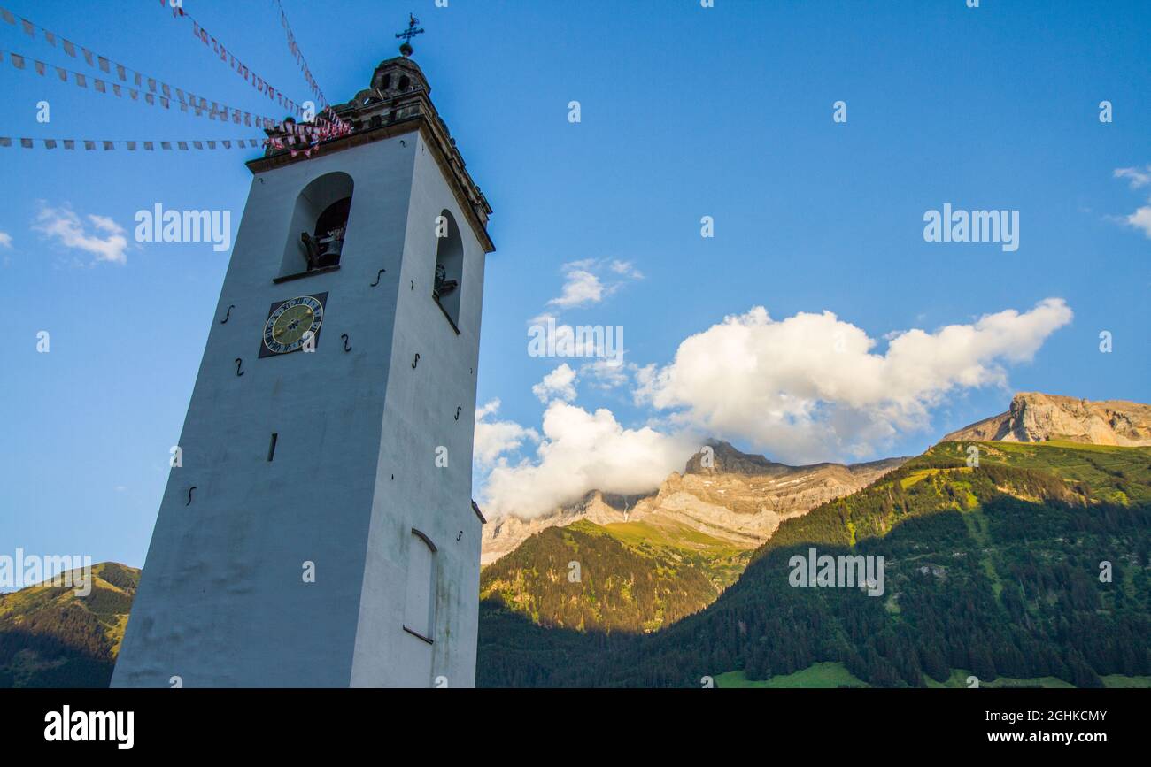 Dorf Champéry, Kanton Wallis, Schweiz, mit Kirche, im Sommer Stockfoto