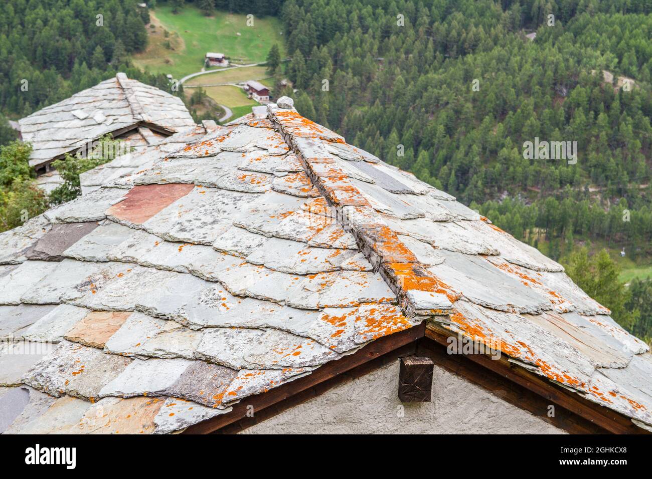 Dach von traditionellen Holzbauten mit Schiefersteinen im Kanton Wallis, Schweiz, Zermatt Stockfoto