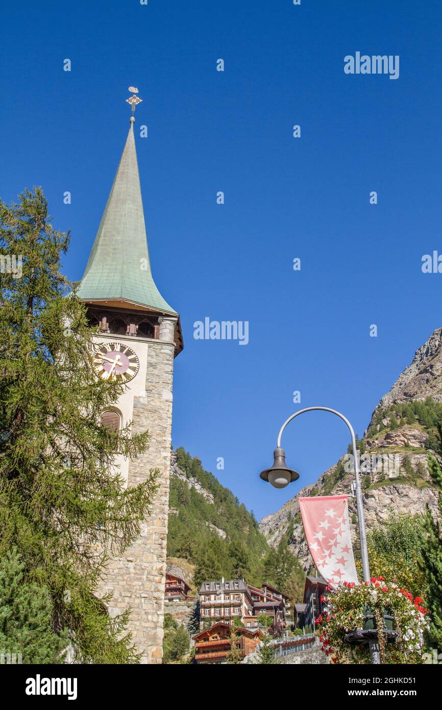 Kirche in Zermatt, Kanton Wallis, Schweiz (Sommer, blauer Himmel, vertikal) Stockfoto