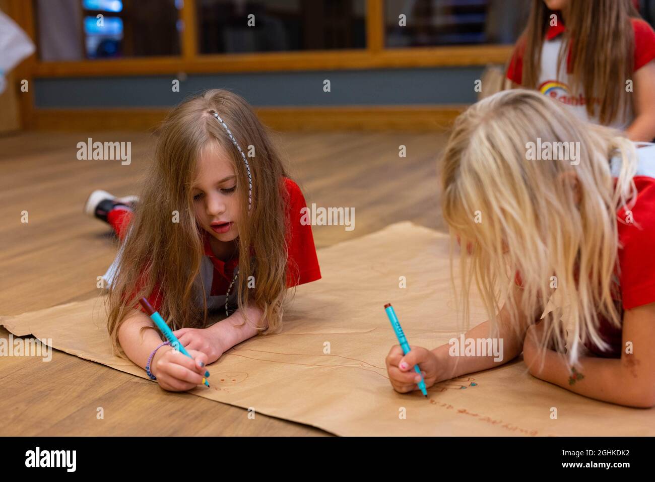 (Von links nach rechts) Phoebe, 5 Jahre alt, und Tamsin, 6 Jahre alt, von 22. Walthamstow Rainbows, nehmen an einer Aktivität Teil, die zum Aufbau von Resilienz und Selbstvertrauen beitragen soll, veranstaltet von Girlguiding, um die Ergebnisse ihrer Girls' Attitudes Survey 2021, London, bekannt zu geben. Ausgabedatum: Dienstag, 7. September 2021. Stockfoto