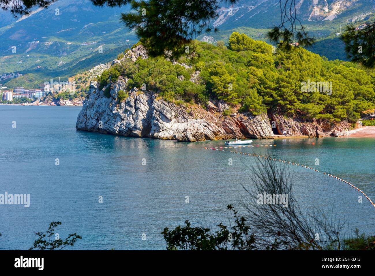 Malerischer Sommerblick auf die adriatische Küste an der Riviera Budva in der Nähe des Dorfes Przno. Montenegro, Balkan, Adria, Europa Stockfoto