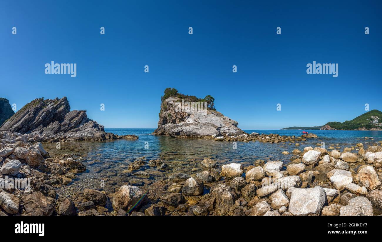 Panoramablick auf die Felsen und das Meer auf der Insel Sveti Nikola. Montenegro, Adria, Europa Stockfoto