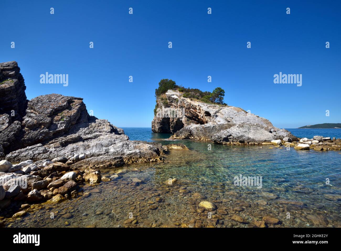 Malerische Felsen auf der Insel Sveti Nikola. Montenegro, Adria, Europa Stockfoto