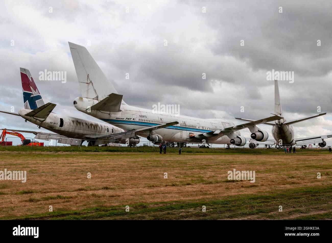 Stillgelegte Boeing 747- und DC-8-Jet-Linienflugzeuge, die bis zum Verschrotten auf dem Friedhof des Flughafens Manston gelagert wurden. N309TD, ehemals Kuwait Airways 9K-ADD Stockfoto