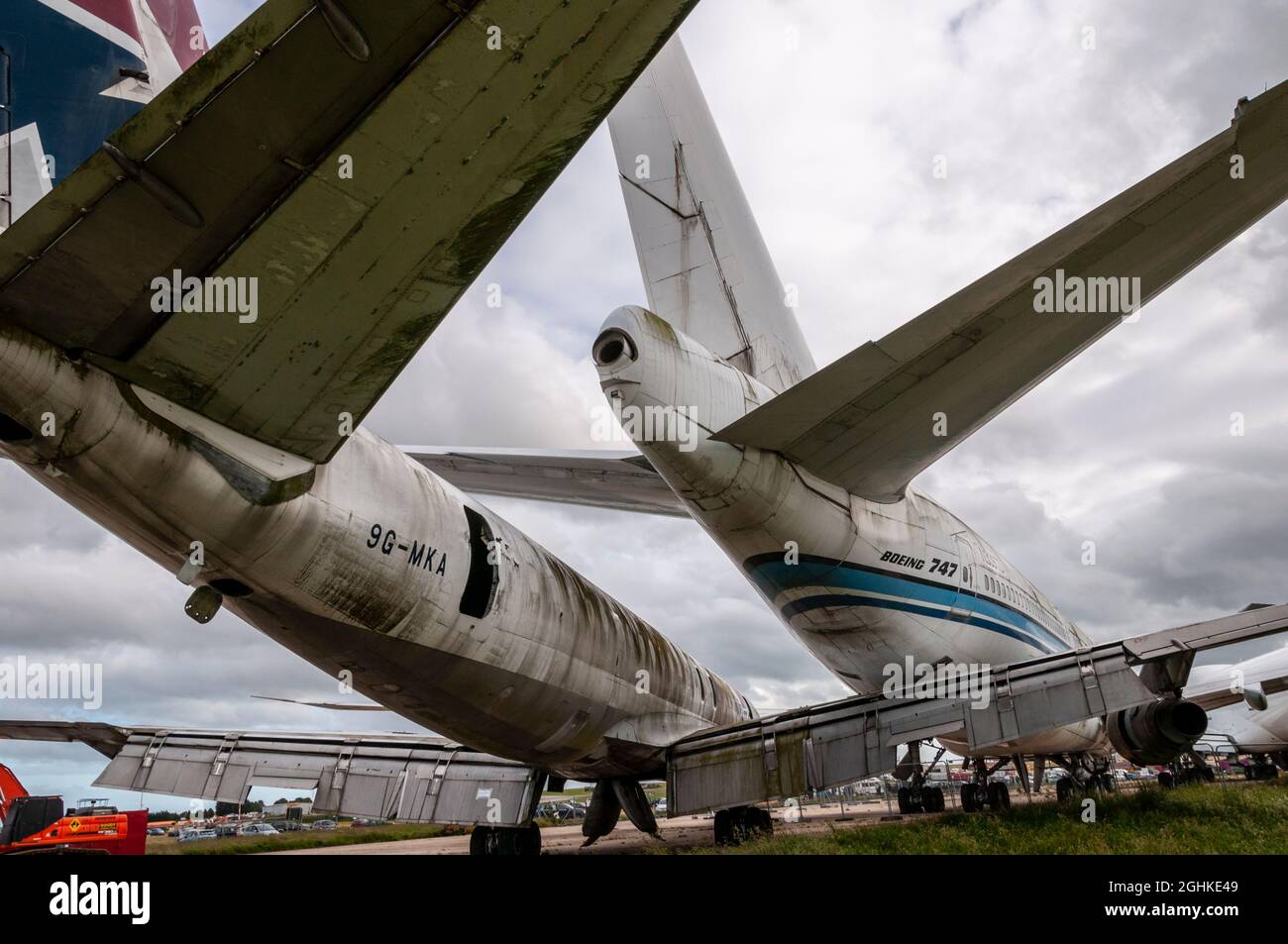 Stillgelegte Boeing 747- und DC-8-Linienflugzeuge, die bis zum Verschrottung auf dem Friedhof des Flughafens Manston gelagert wurden. 9G-MKA, ehemals MK Air Cargo Douglas DC-8 Frachter Stockfoto