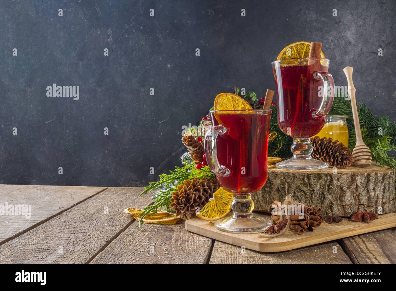 Glühwein, traditionelles heißes herbstliches alkoholisches Getränk im ...