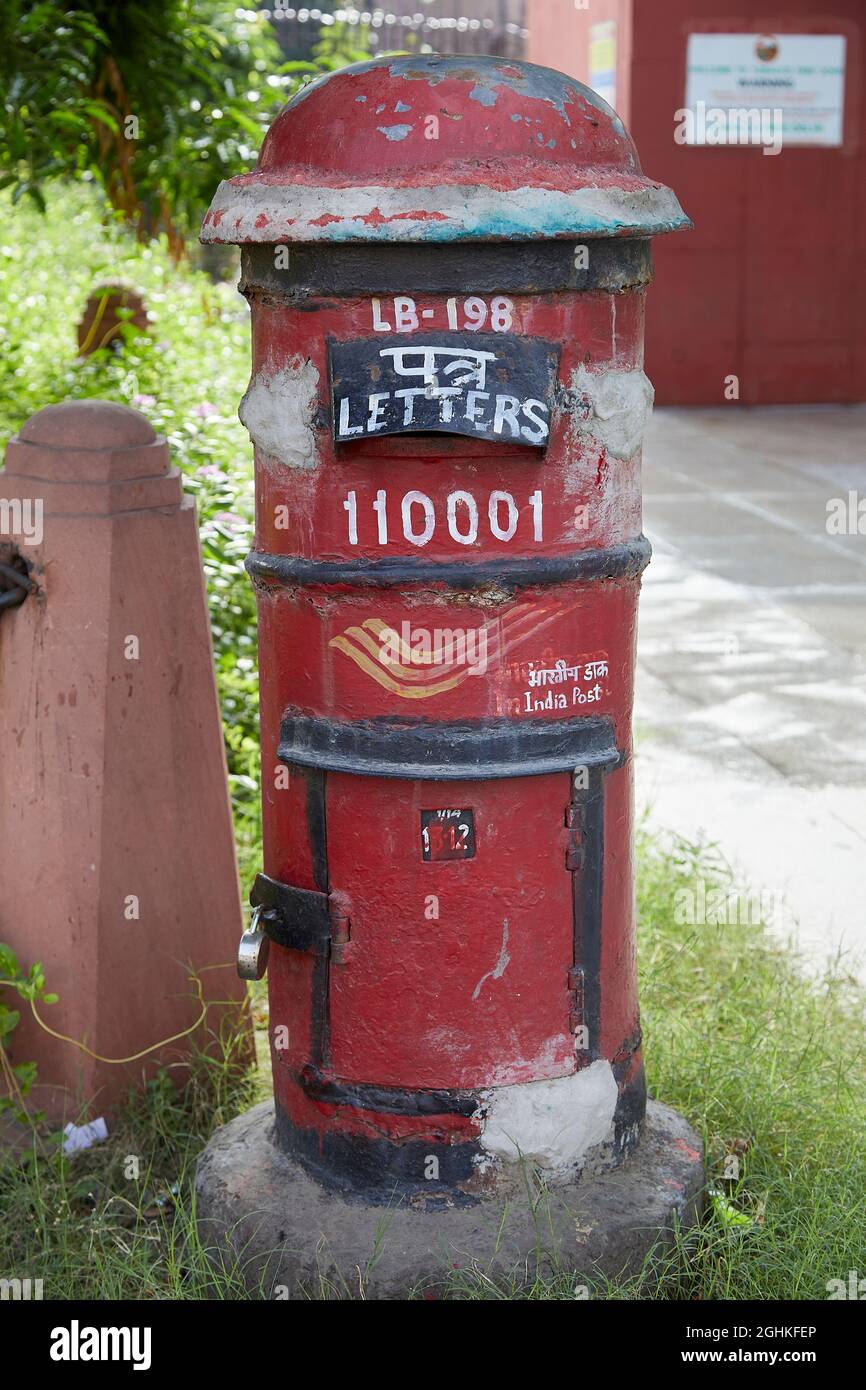 Ansicht eines typischen roten Briefkastens in Indien. Stockfoto