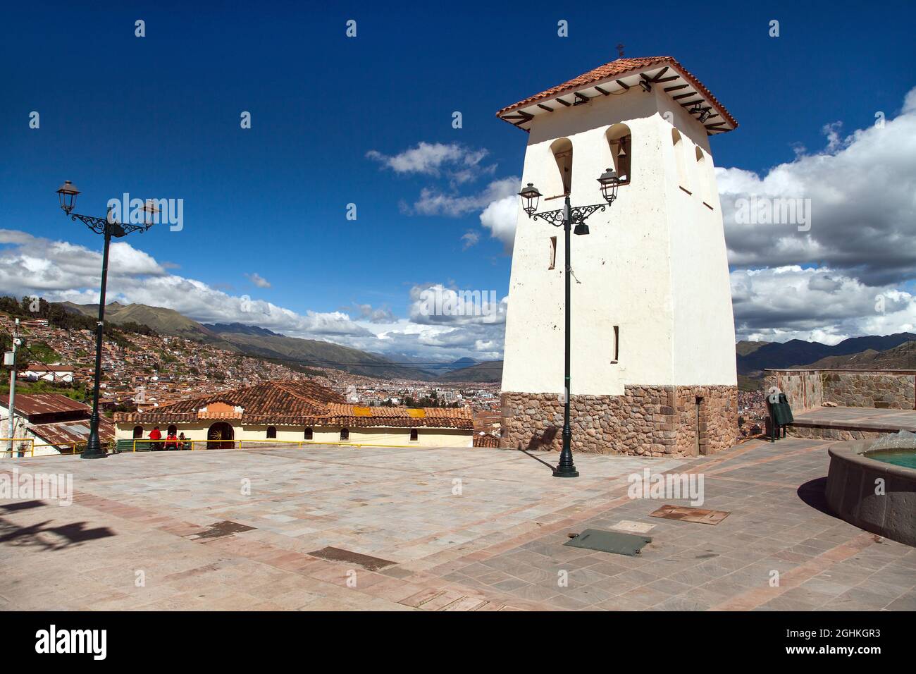 Weißer Turm am Aussichtspunkt Cusco oder Cuzco, Peru Stockfoto