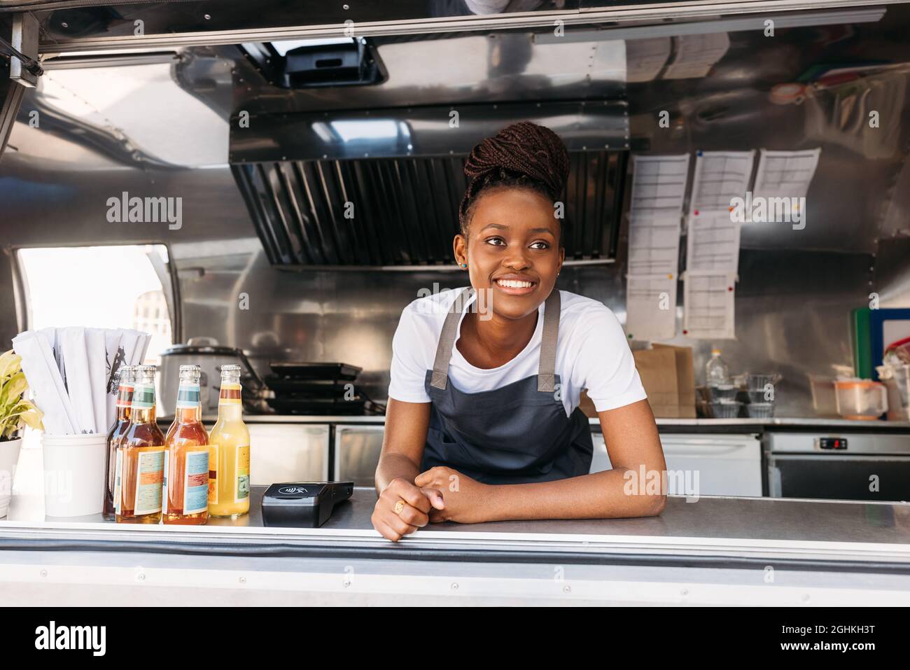 Porträt der jungen Kleinunternehmerin, die in ihrem Food-Truck auf Kunden wartet Stockfoto