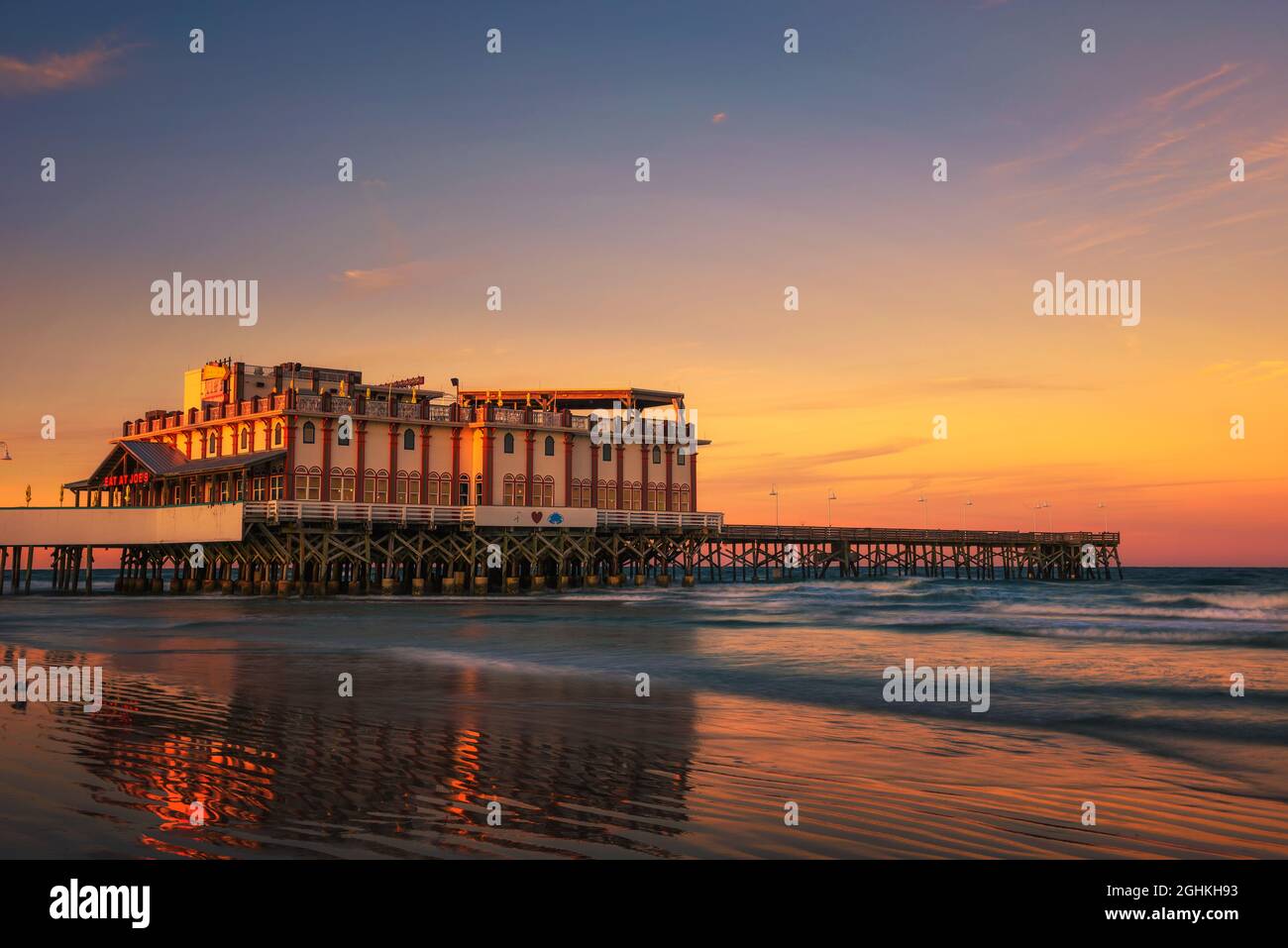 Sonnenuntergang über Daytona Beach Main Street Pier Mit Joe's Crab Shack Restaurant Stockfoto