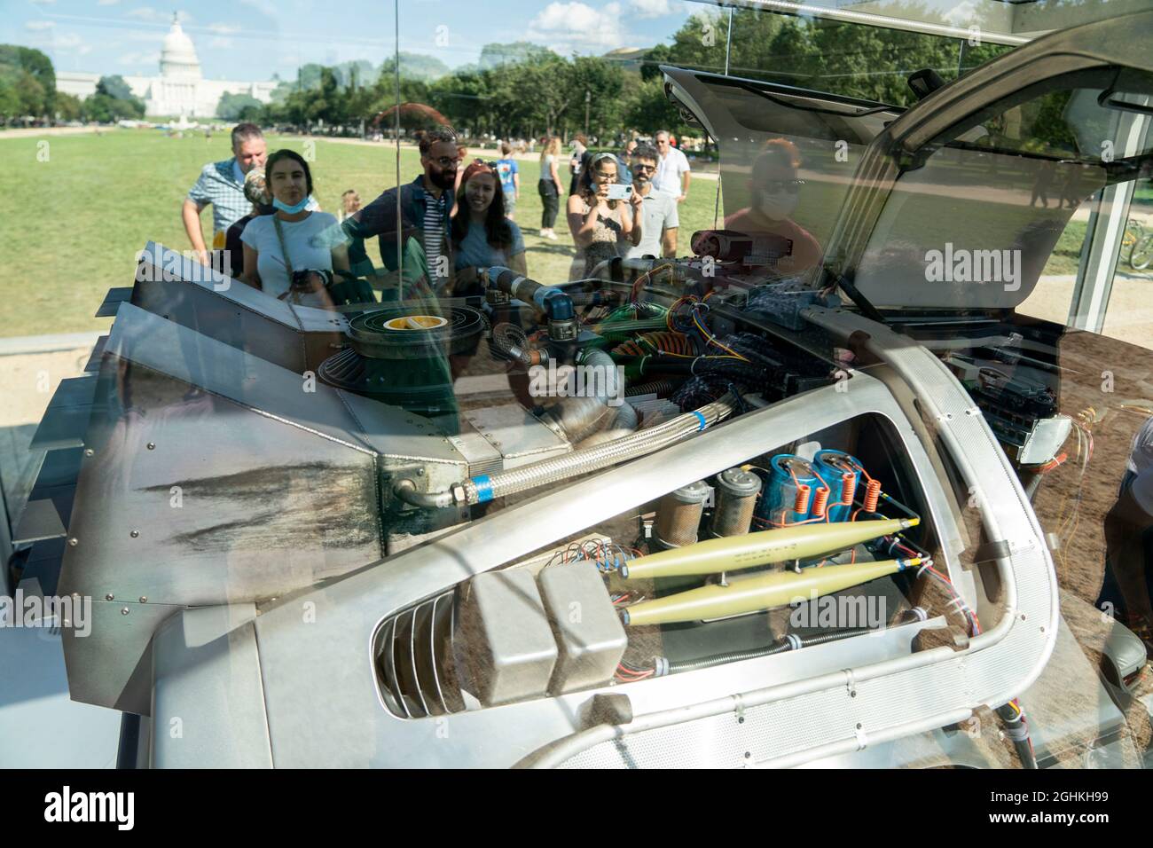 Washington, USA. September 2021. Ein DMC-12-Auto der DeLorean Motor Company, das im Film „Zurück in die Zukunft“ verwendet wird, ist am 6. September 2021 in Washington, DC, USA, zu sehen. Quelle: Liu Jie/Xinhua/Alamy Live News Stockfoto