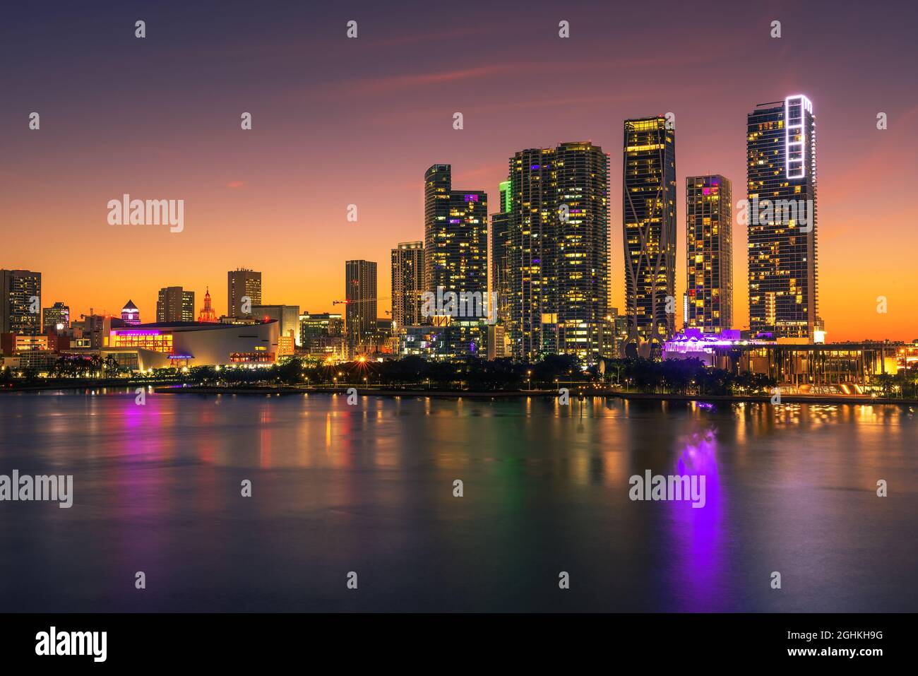 Sonnenuntergang über der Skyline von Downtown Miami und Biscayne Bay Stockfoto