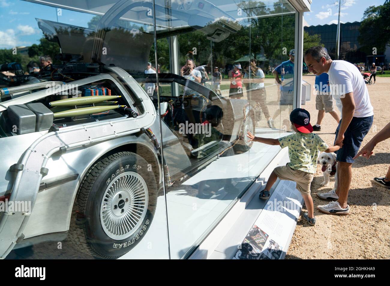 Washington, USA. September 2021. Ein DMC-12-Auto der DeLorean Motor Company, das im Film „Zurück in die Zukunft“ verwendet wird, ist am 6. September 2021 in Washington, DC, USA, zu sehen. Quelle: Liu Jie/Xinhua/Alamy Live News Stockfoto