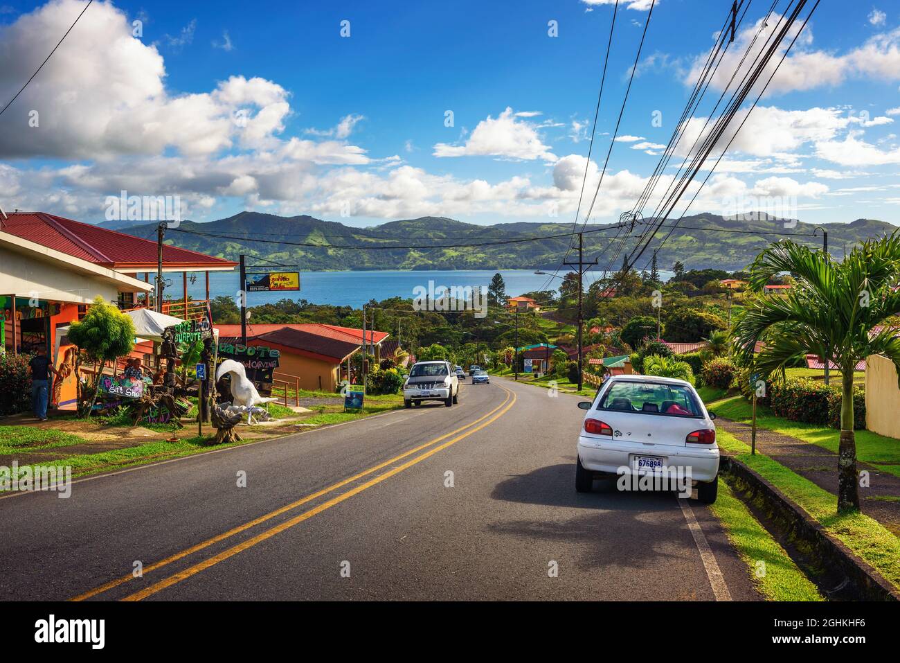 Fahren Sie in Richtung Arenalsee durch die Dörfer von Costa Rica Stockfoto