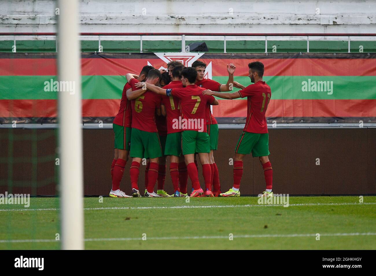 Lissabon, Portugal. September 2021. Portugiesische Spieler feiern ein Tor während des UEFA U21 Europameisterschafts 2023 Gruppe D Qualifying Match zwischen Portugal und Weißrussland im Estadio Jose Gomes, in Lissabon.(Endstand: Portugal 1:0 Weißrussland) (Foto von Bruno de Carvalho/SOPA Images/Sipa USA) Kredit: SIPA USA/Alamy Live News Stockfoto