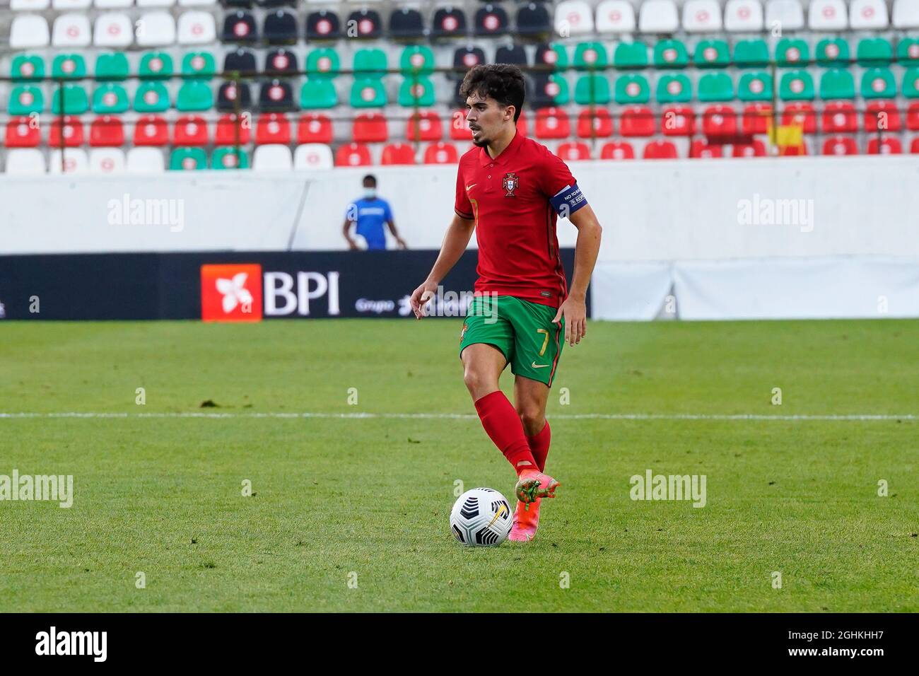 Lissabon, Portugal. September 2021. Vitor Machado Ferreira (Vitinha) aus Portugal während des UEFA U21-Qualifikationsspiel der Gruppe D 2023 zwischen Portugal und Weißrussland im Estadio Jose Gomes in Lissabon in Aktion.(Endstand: Portugal 1:0 Weißrussland) (Foto von Bruno de Carvalho/SOPA Images/Sipa USA) Quelle: SIPA USA/Alamy Live News Stockfoto