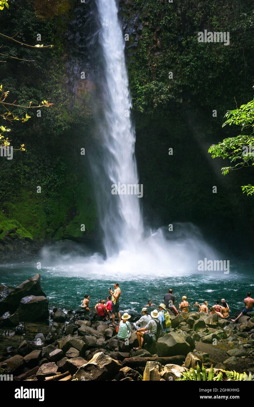 Touristen und Einheimische besuchen den Wasserfall La Fortuna in Costa Rica Stockfoto