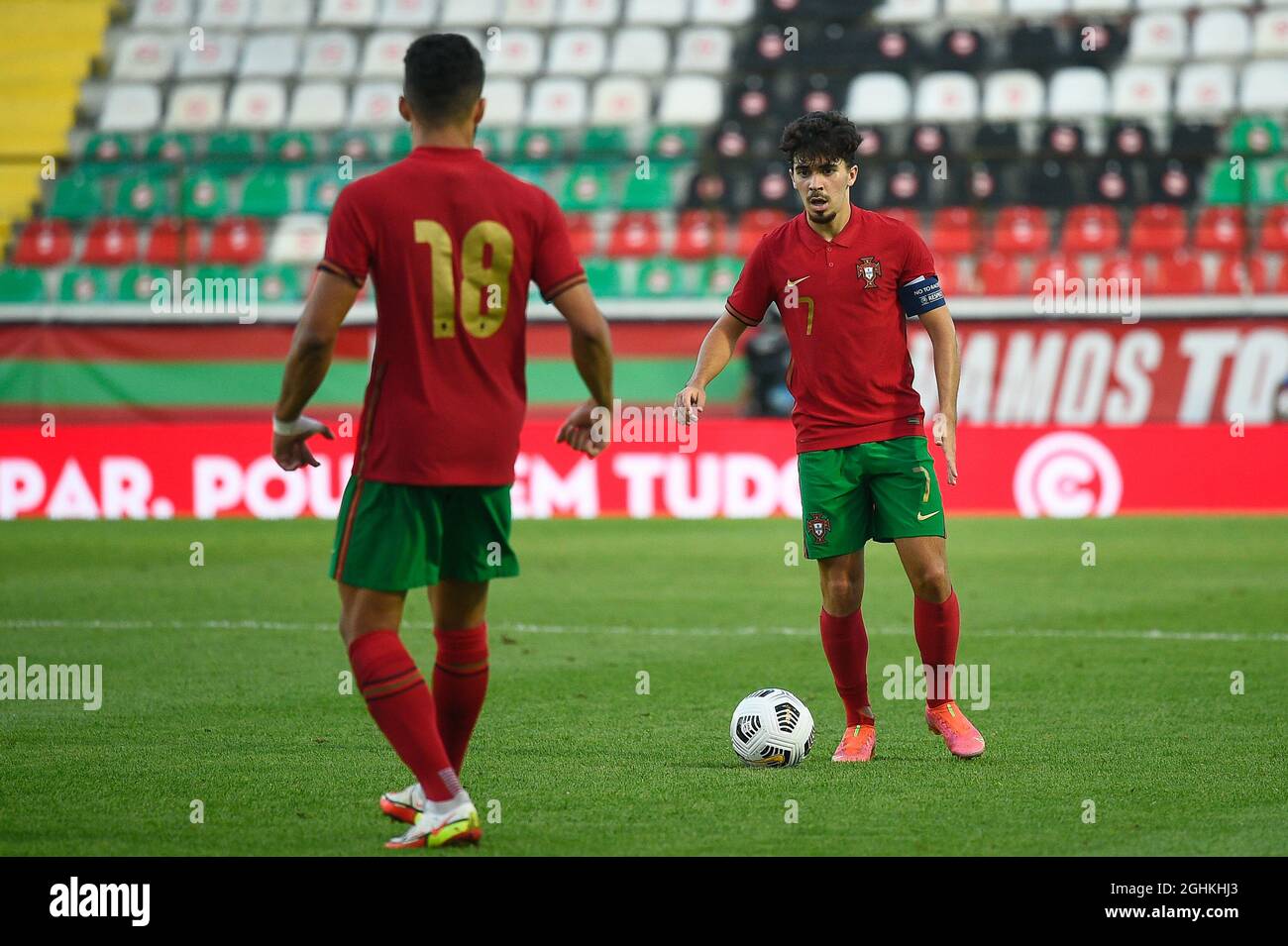 Lissabon, Portugal. September 2021. Gonalo Ramos aus Portugal (L) und Vitor Machado Ferreira (Vitinha) (R) aus Portugal sind während des UEFA U21 Europameisterschafts-Qualifikationsspiel der Gruppe D 2023 zwischen Portugal und Weißrussland im Estadio Jose Gomes in Lissabon in Aktion zu sehen.(Endstand: Portugal 1:0 Weißrussland) (Foto: Bruno de Carvalho/SOPA Images/Sipa USA) Quelle: SIPA USA/Alamy Live News Stockfoto