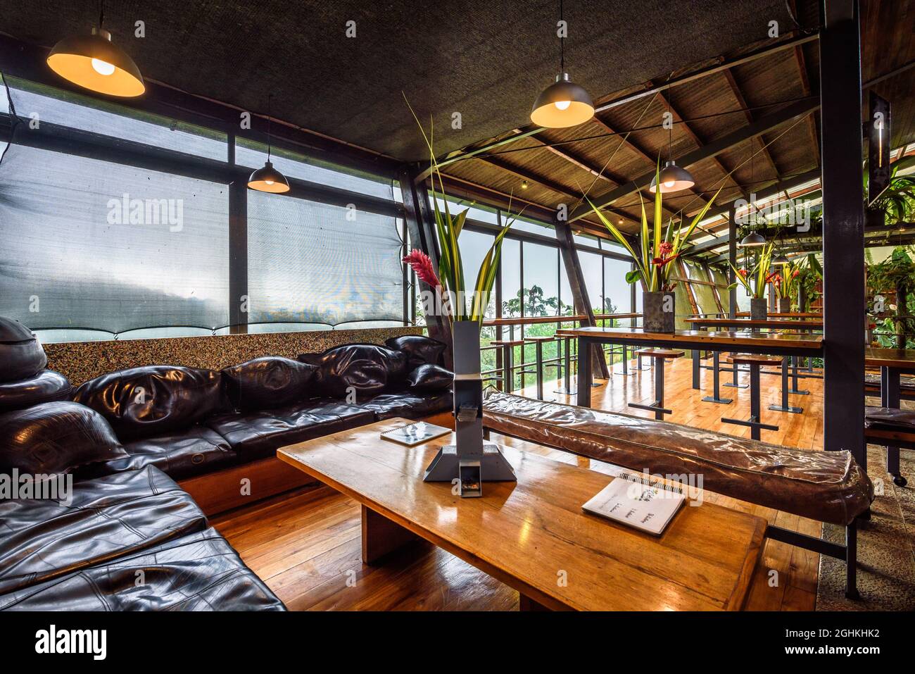 Innenansicht der Celeste Mountain Lodge mit Blick auf den Regenwald in Costa Rica Stockfoto