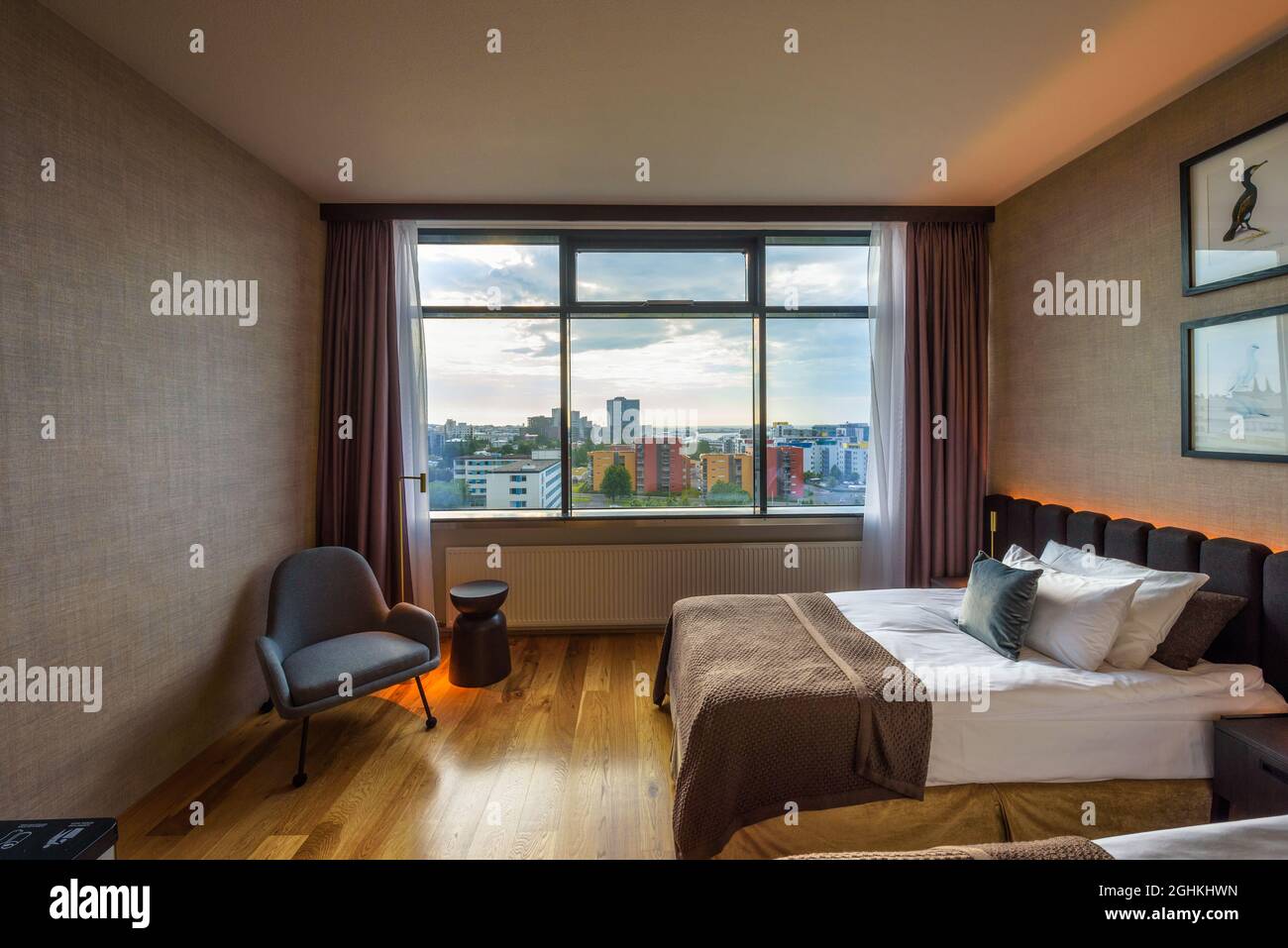 Interieur eines Zimmers mit Stadtblick im Grand Hotel Reykjavik, Island Stockfoto