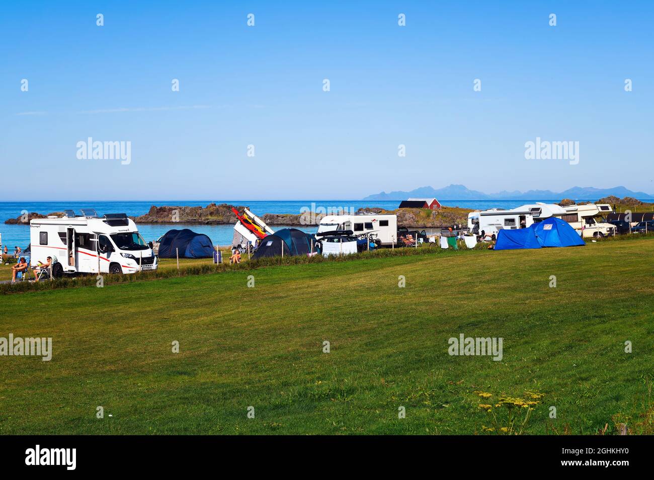 Viele Zelte und Campingwagen am Hovsvika Strand auf den Lofoten Inseln, Norwegen Stockfoto