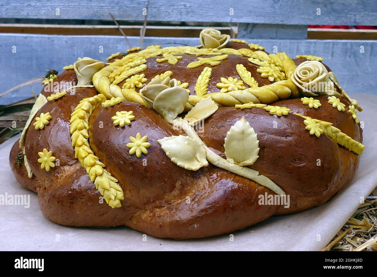 Non Exclusive: IVANO-FRANKIVSK, UKRAINE - 5. SEPTEMBER 2021 - Ein Korovai, die Art von Brot, das am häufigsten bei Hochzeiten verwendet wird, ist während der abgebildet Stockfoto