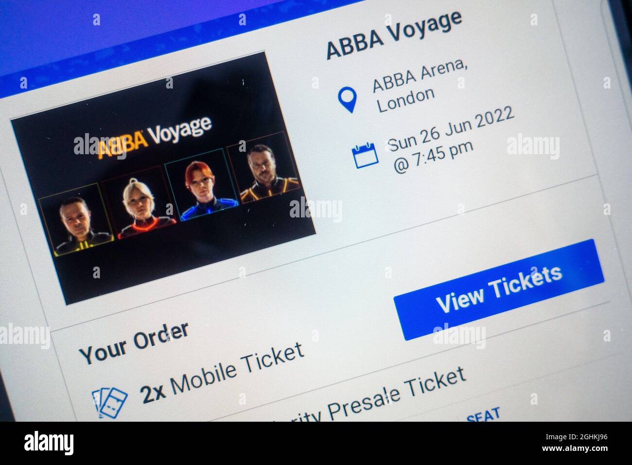 Auf dem Tablet-Bildschirm werden Tickets angezeigt, die für die Buchung der  ABBA-Avatar-Show in London verfügbar sind Stockfotografie - Alamy
