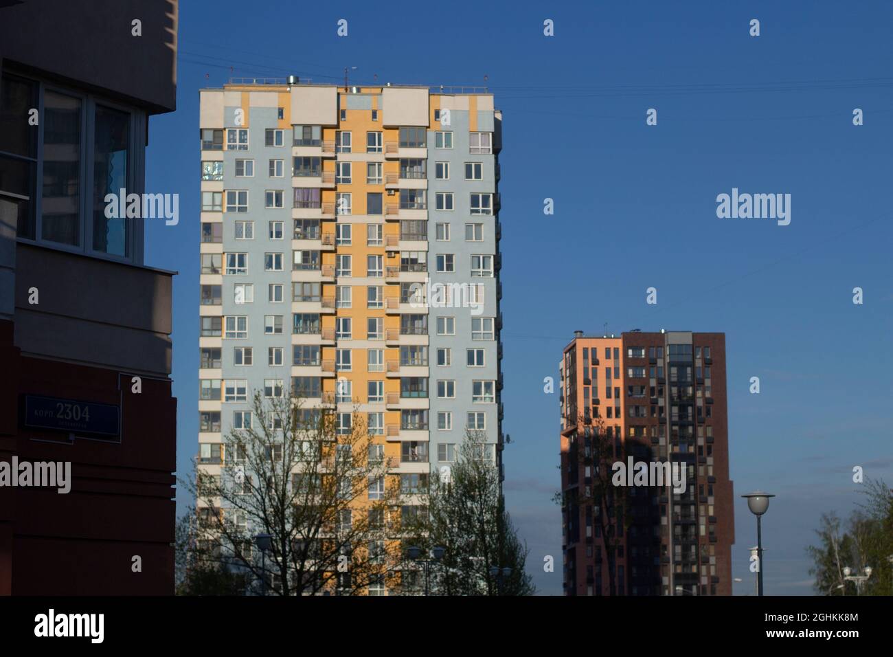 Öffentlicher Innenhof in der Gegend. Wohngebiet. Bereich mit Mehrfamilienhäusern. Blick auf die Häuser. Raum zwischen Wohngebäuden. Stockfoto