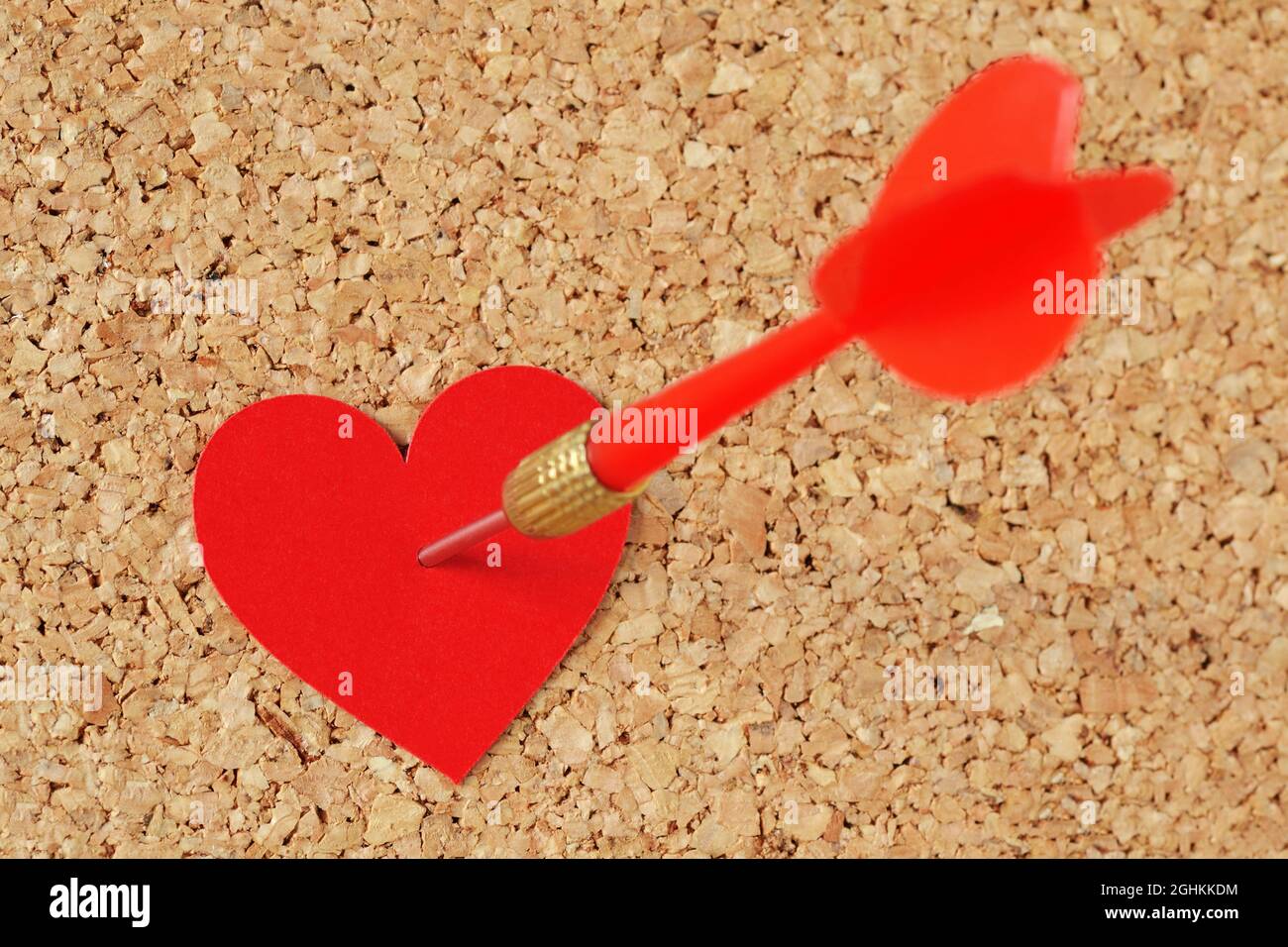 Pfeil in einem roten Herzen auf Pinnwand schlagen - Konzept der Liebe Stockfoto