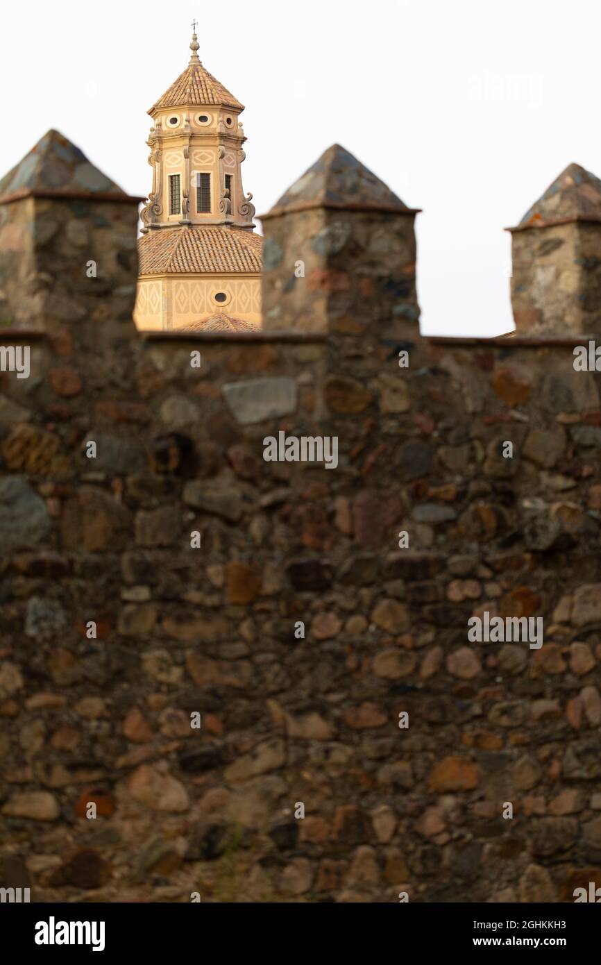 Mauer und Glockenturm des Zisterzienserklosters von Santa Maria de Poblet (Monestir de Poblet). Vimbodí i Poblet, Conca de Barberà, Tarragona. Stockfoto